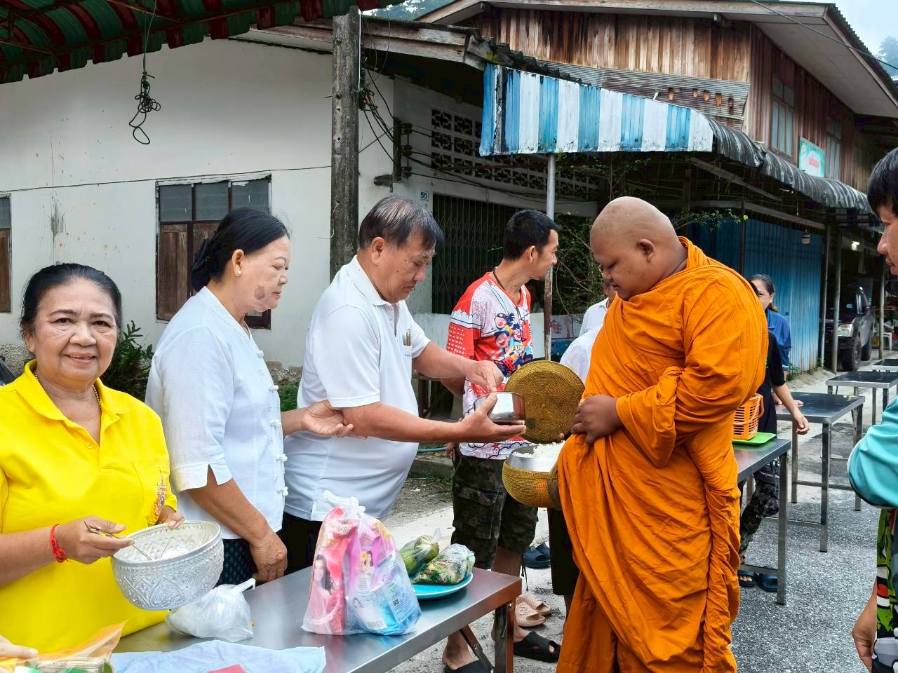 ทต.คอกช้าง ร่วมทำบุญตักบาตร เนื่องในวันคล้ายวันพระบรมราชสมภพของพระบาทสมเด็จพระบรมชนกาธิเบศร มหาภูมิพลอดุลยเดชมหาราช บรมนาถบพิตร วันชาติ และวันพ่อแห่งชาติ